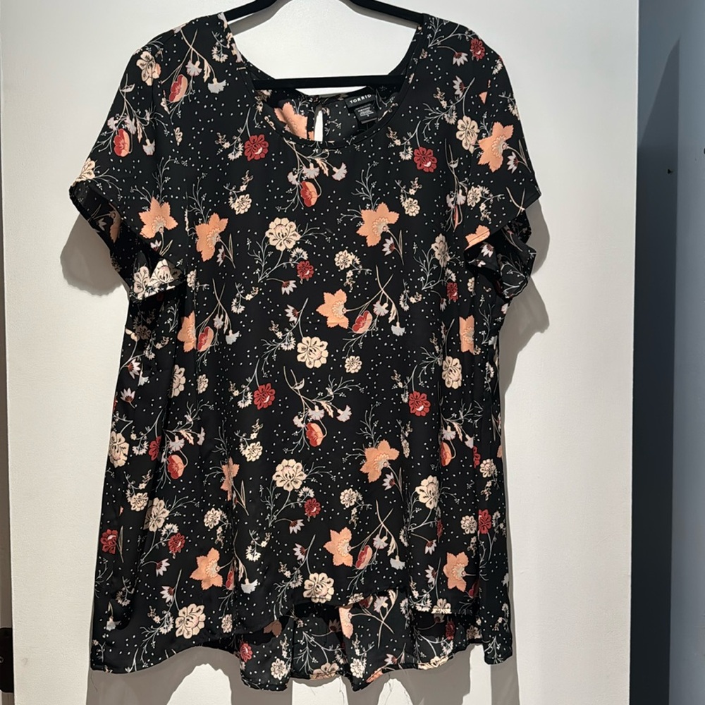 Torrid Black/Floral/Dotted Top with Pleat Detail on Back. Size 3